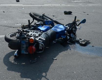 Accident cu motociclişti: Doi tineri au fost răniţi, după ce o maşină nu le-a dat prioritate